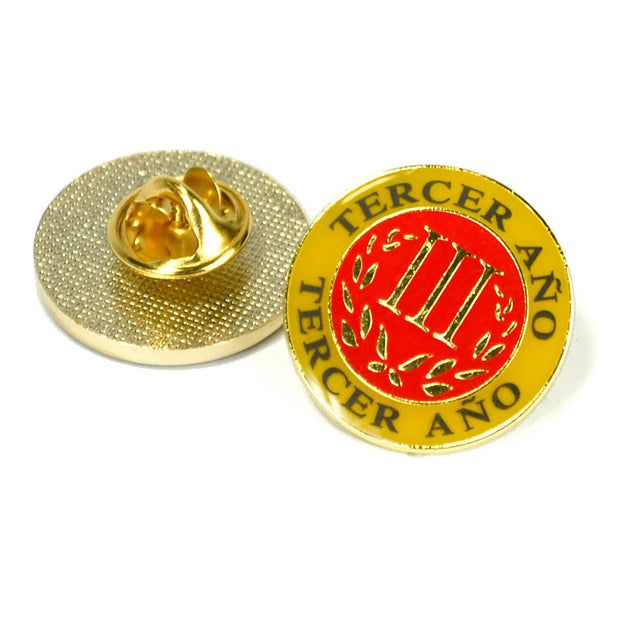 Gold circular Spanish third-year lapel pin with red enamel center, Roman numeral III, and Tercer Año text around the rim